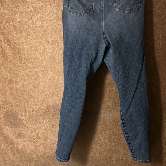 Torrid size 20s bombshell distressed skinny jeans. Very good condition. - Picture 4 of 4